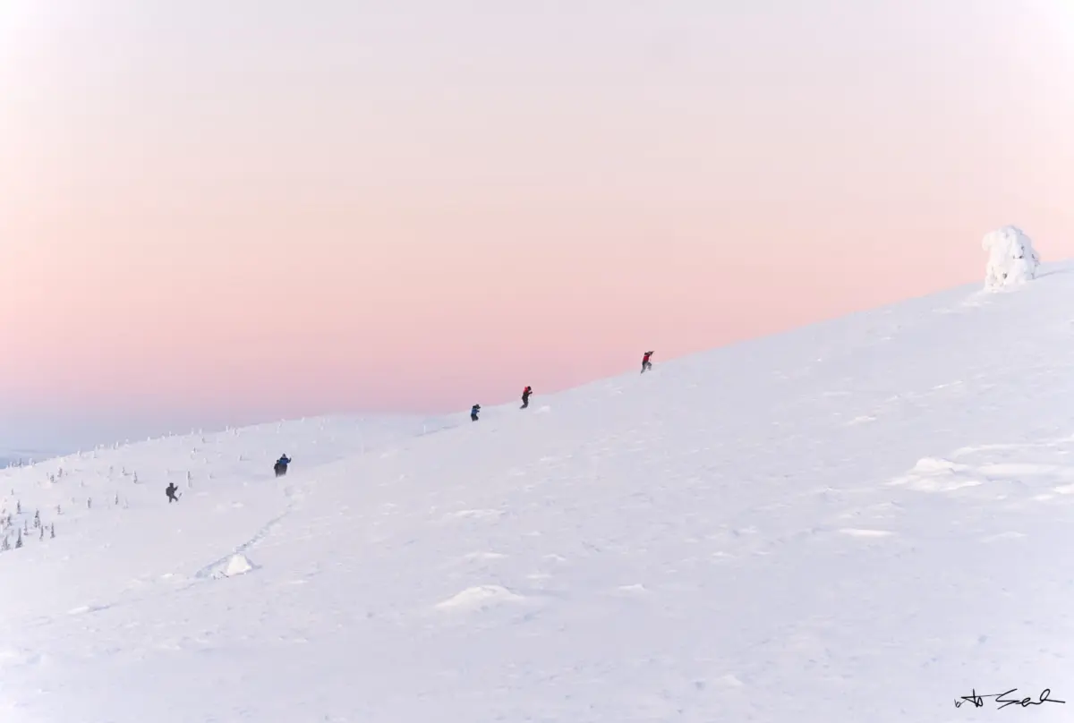 Wanderer auf einem verschneiten Hang