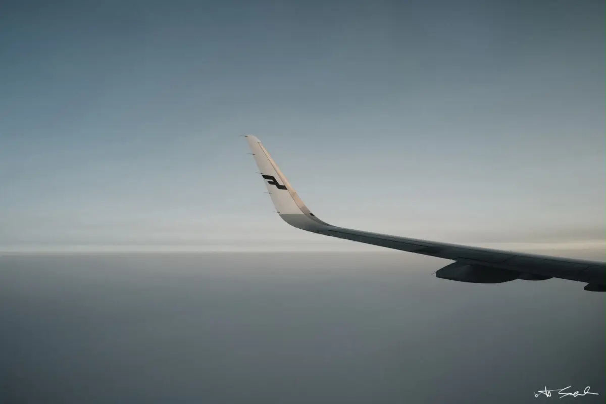 Flugzeugflügel über den Wolken