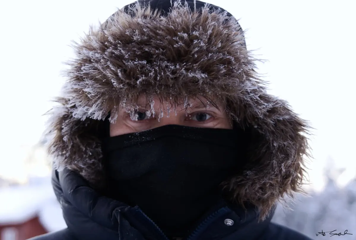 Porträt mit Pelzmütze im Schnee