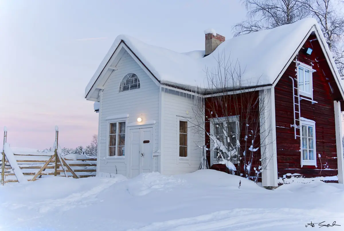 Rotes Haus im Schnee