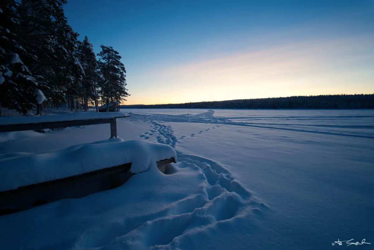 Zugefrorener See in der blauen Stunde