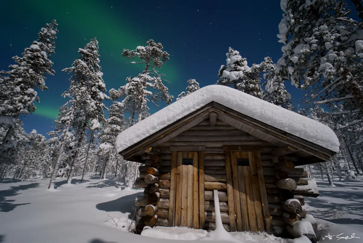 Blockhütte unter Polarlicht