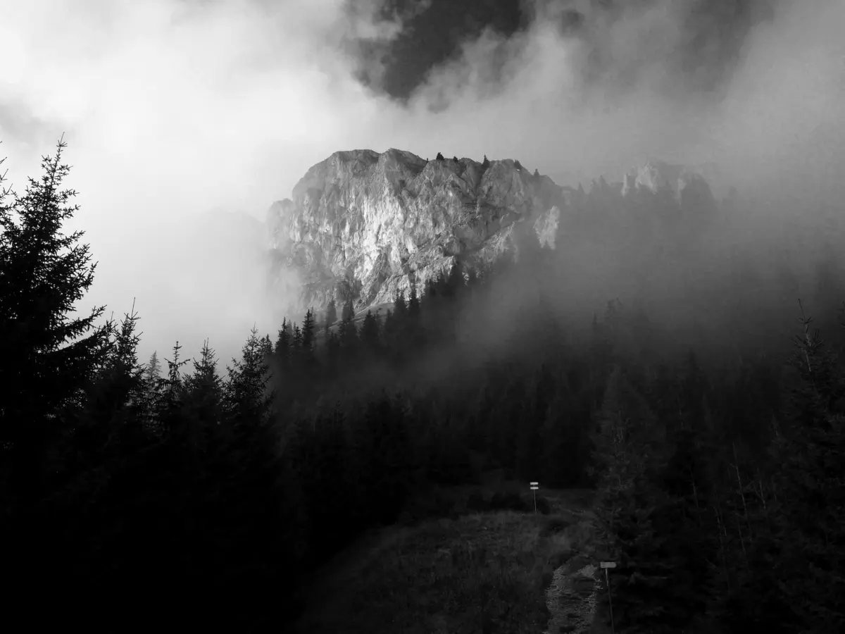 Felswand im Nebel, Schwarz-Weiß