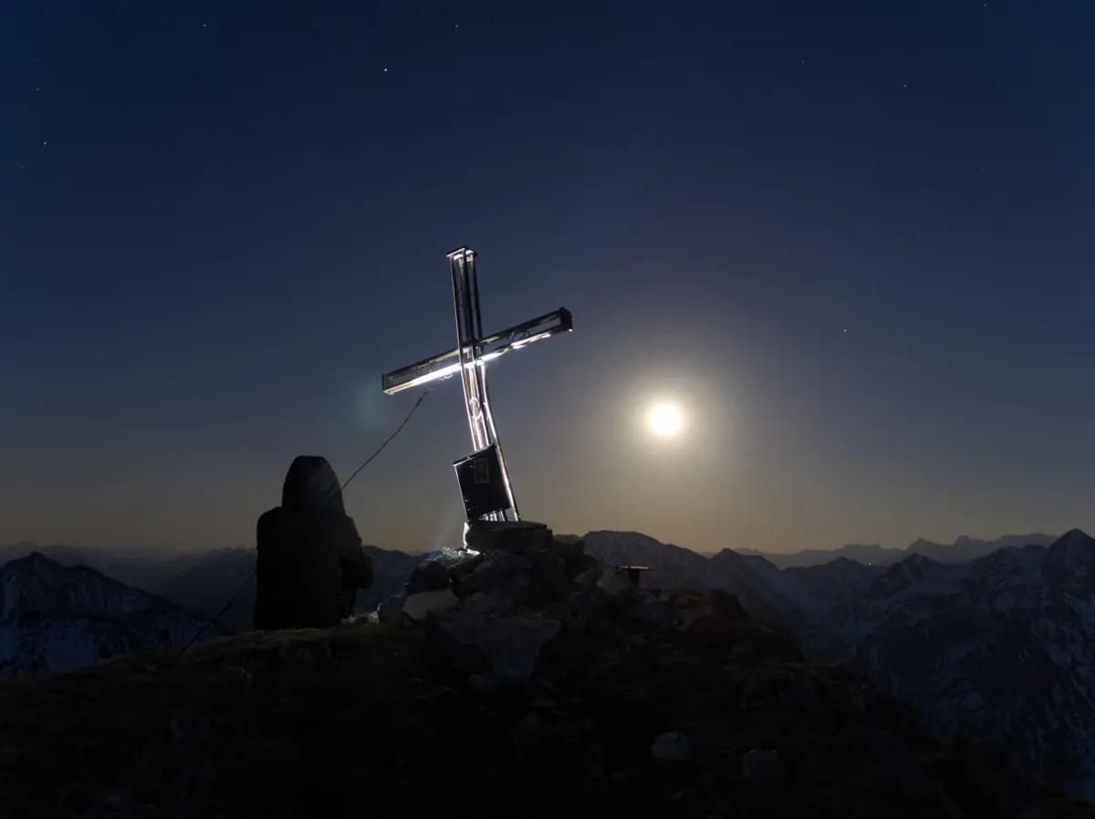 Gipfelkreuz bei Vollmond