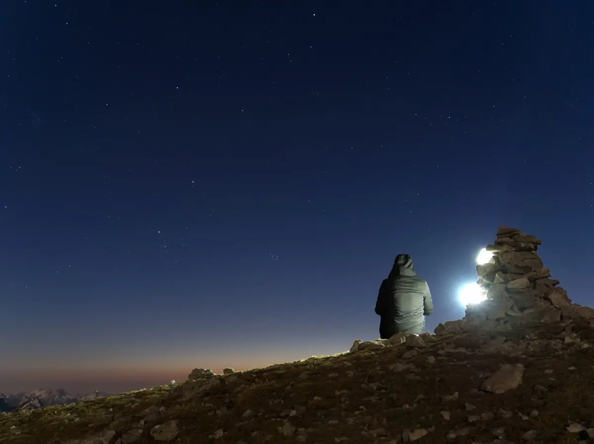 Person am Steinmann in der Nacht