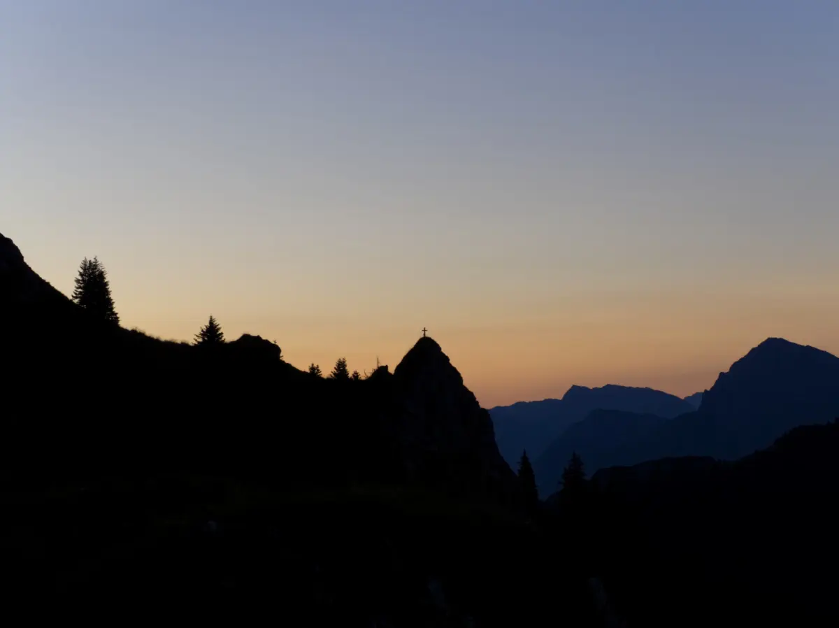 Bergsilhouette in der Dämmerung