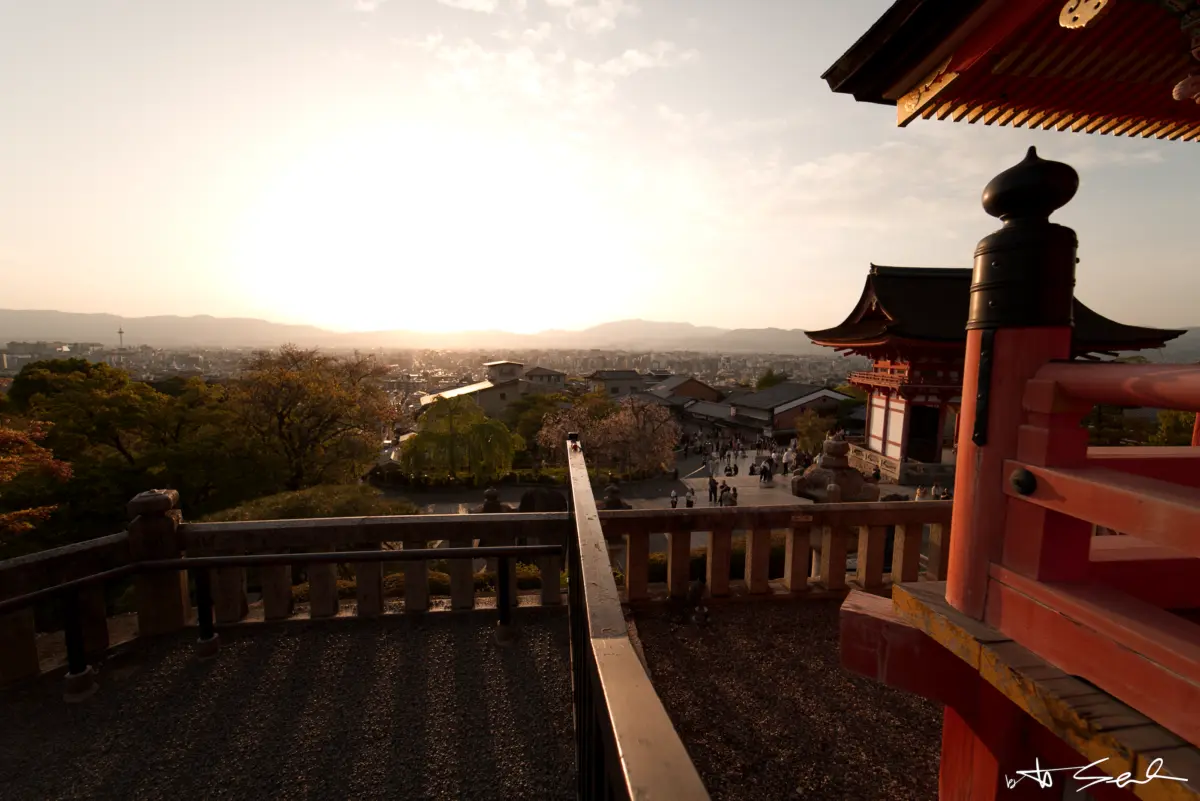 Blick von einer roten Tempelterrasse über die Stadt bei Sonnenuntergang