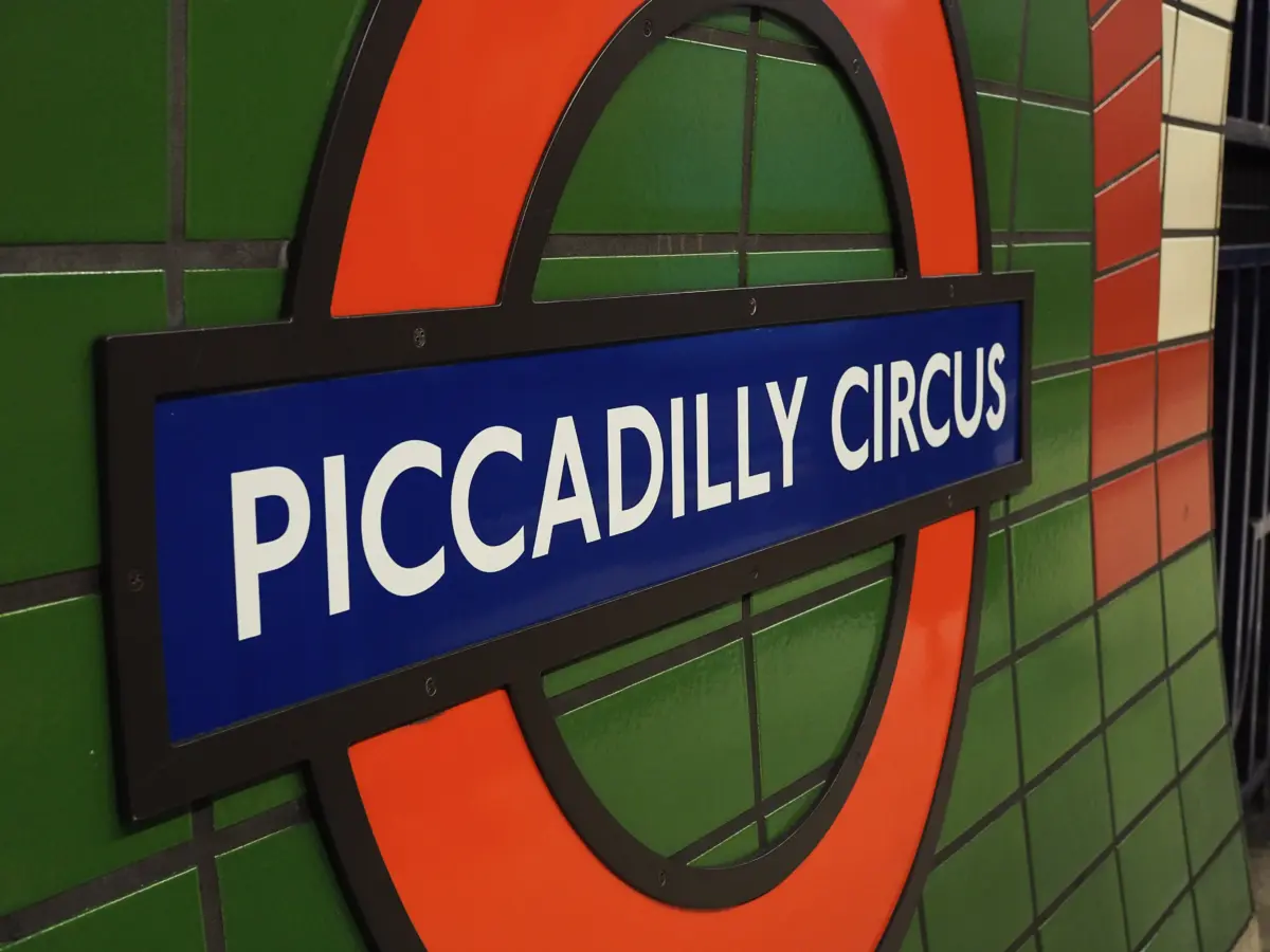 Piccadilly-Circus-Schild der Londoner U-Bahn an grün gefliester Wand