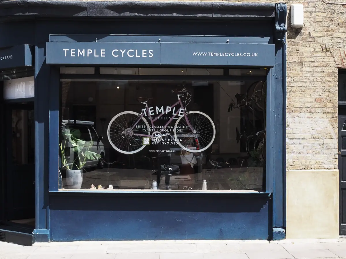 Blaue Ladenfront von Temple Cycles mit Fahrrad im Schaufenster