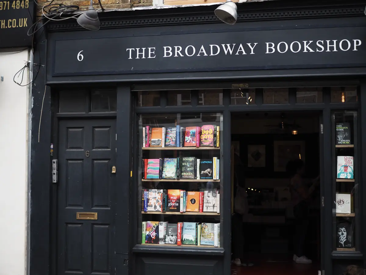 Schaufenster und Eingang von The Broadway Bookshop