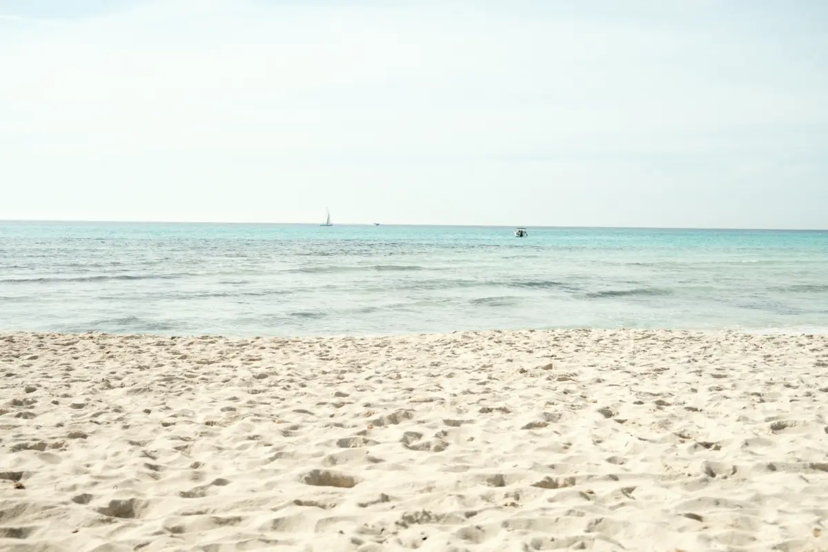 Sandstrand mit ruhigem Meer und weitem Horizont