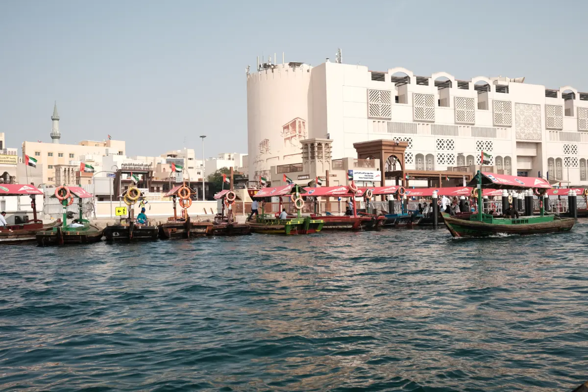 Abra-Boote am Dubai Creek vor weißen Gebäuden