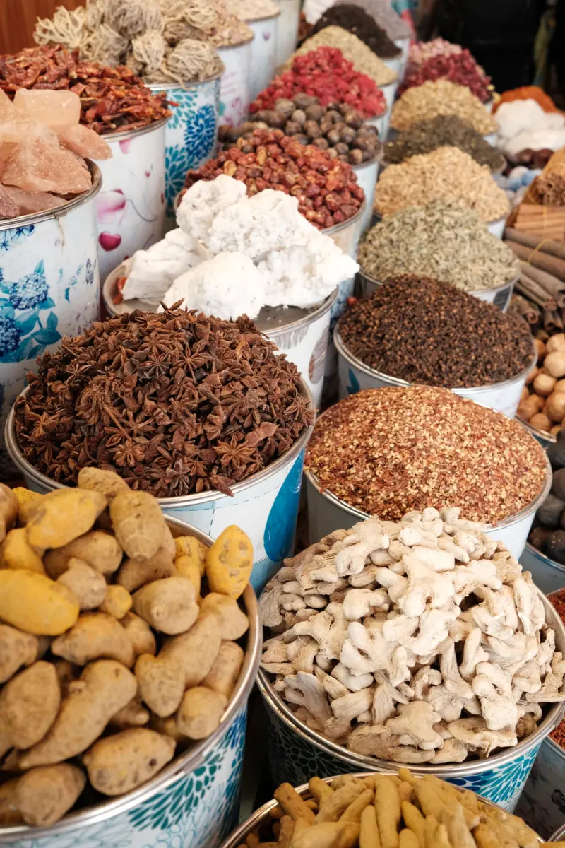Säcke mit Gewürzen und getrockneten Früchten auf einem Markt