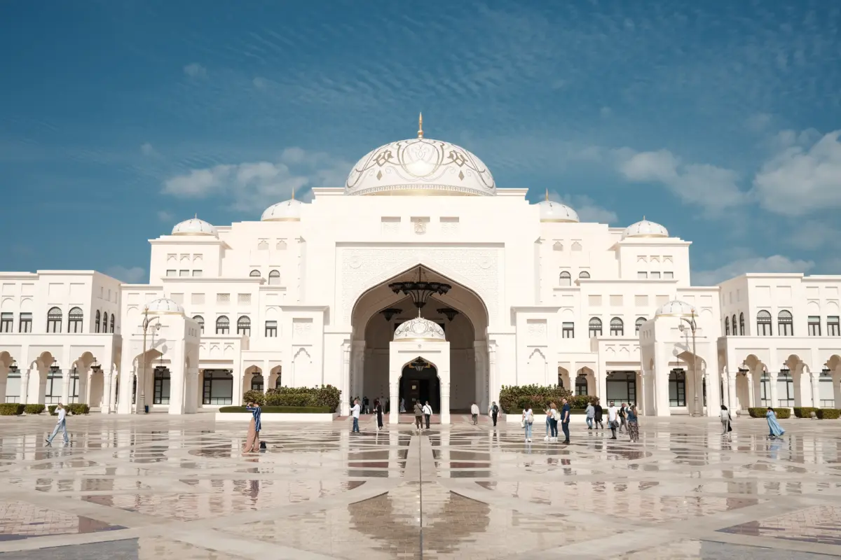 Weißer Palast Qasr Al Watan mit Kuppel und spiegelndem Vorplatz