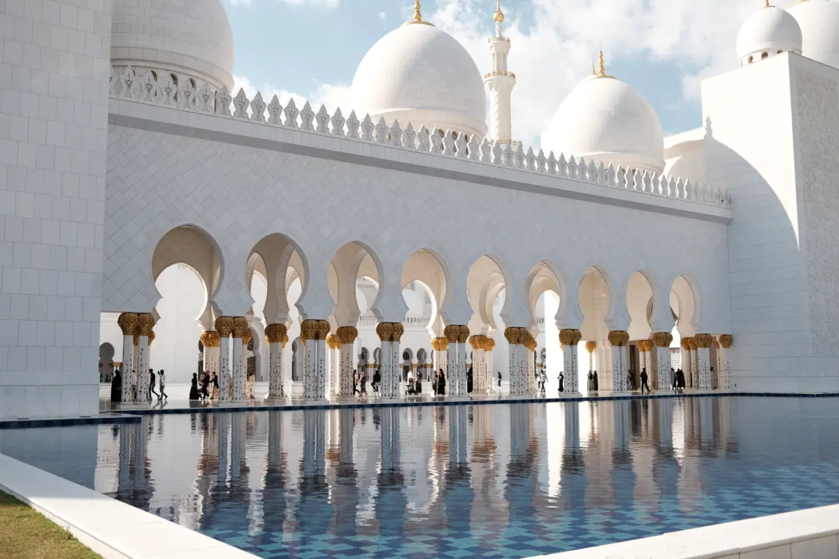 Arkaden und Kuppeln der Scheich-Zayid-Moschee am Wasserbecken