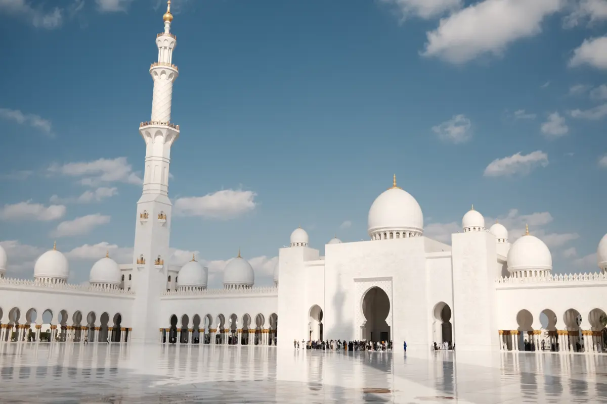 Innenhof der Scheich-Zayid-Moschee mit Minarett