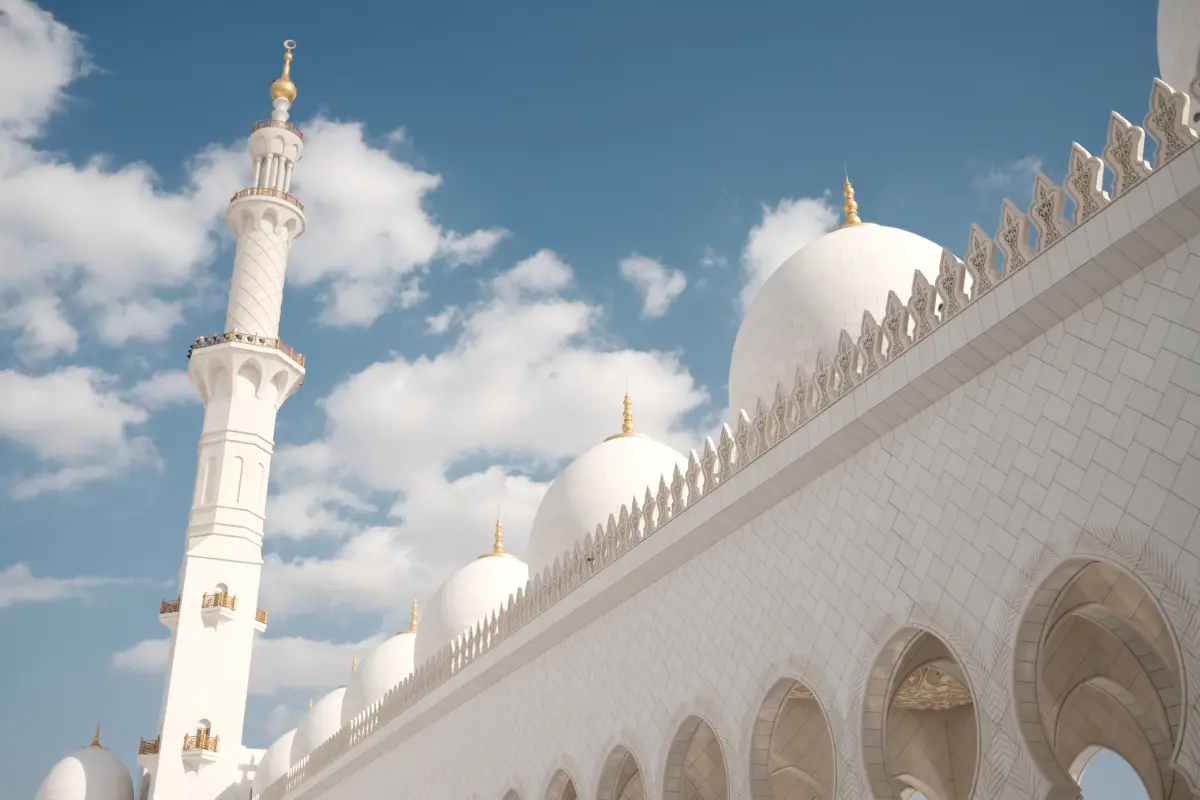 Minarett und Kuppeln der Scheich-Zayid-Moschee von unten