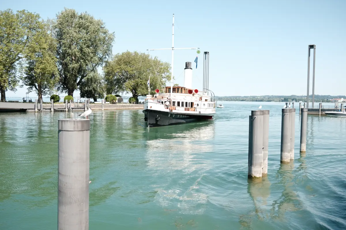 Historischer Raddampfer Hohentwiel am Anleger zwischen Dalben