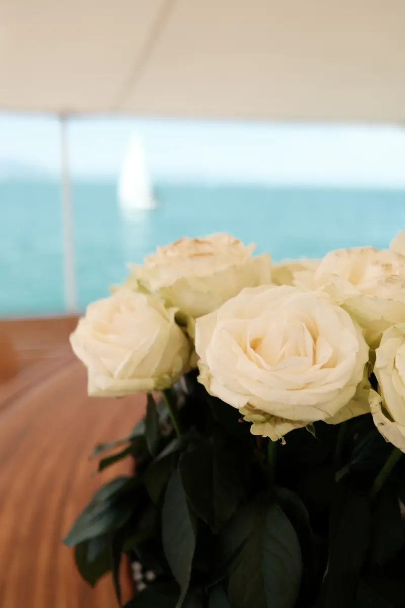 Strauß weißer Rosen an Bord
