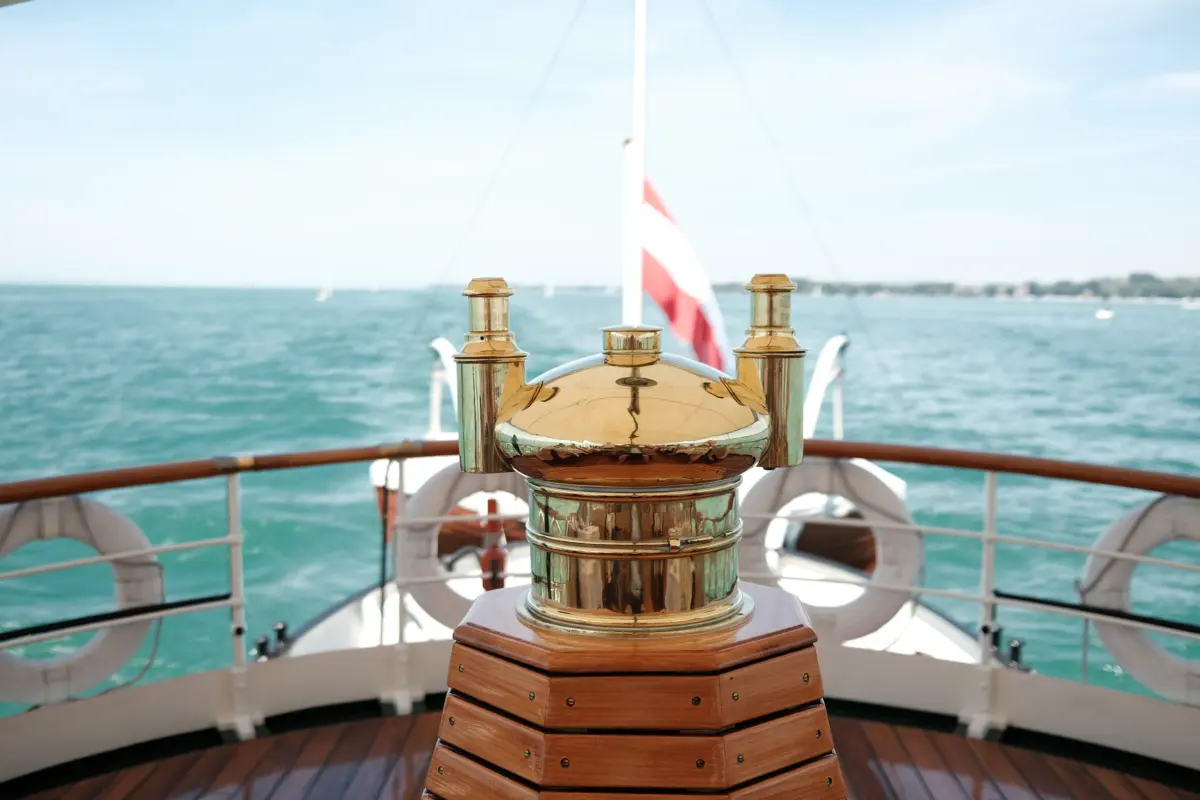 Kompasshaus aus Messing an Deck mit Blick auf den Bodensee