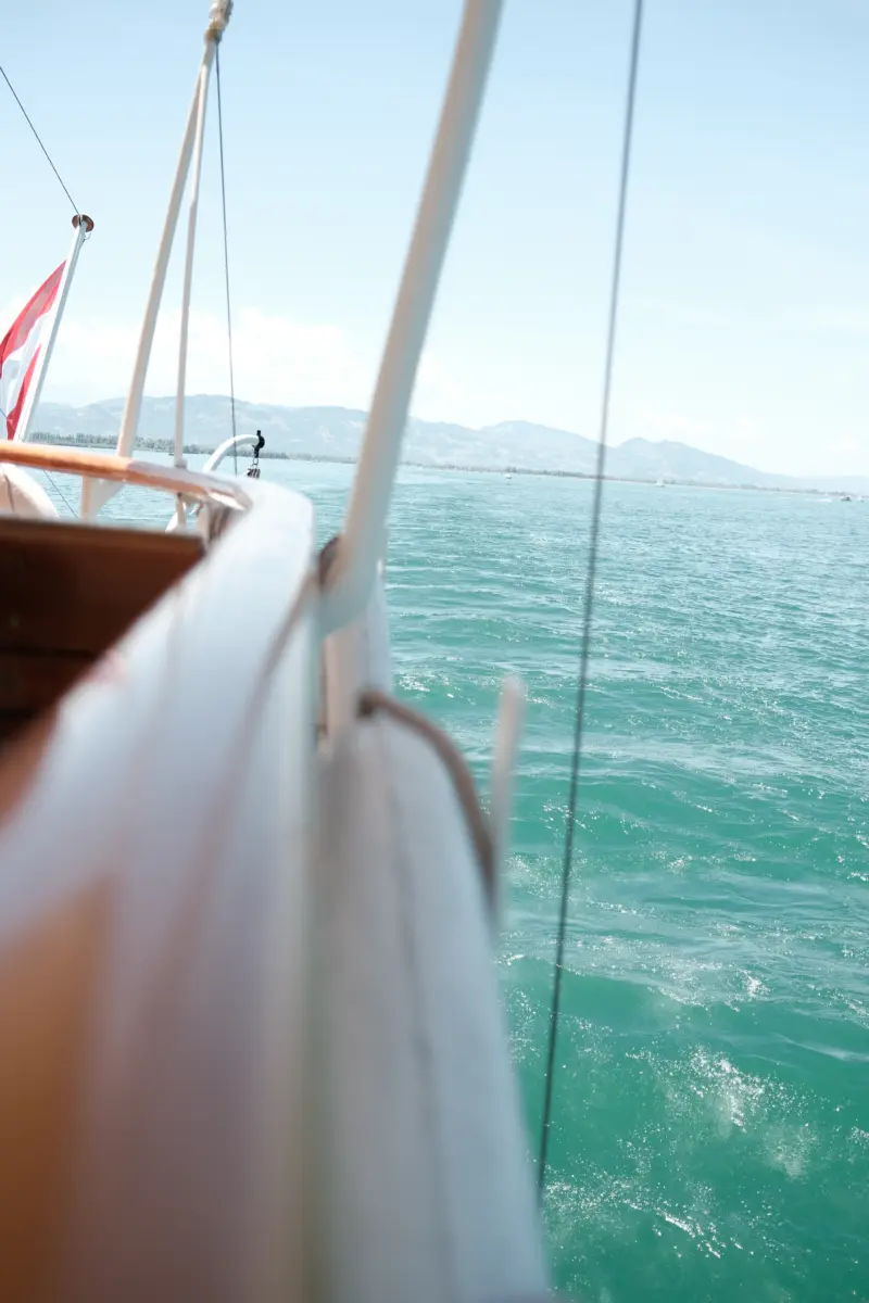 Blick über die Reling auf das türkisfarbene Wasser des Bodensees