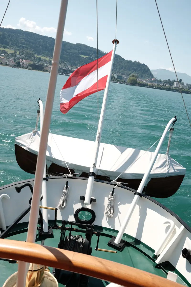 Österreichische Flagge am Heck des Dampfers über dem See