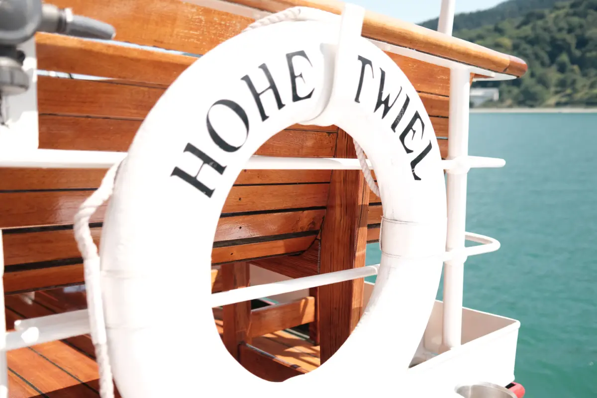 Rettungsring mit Schriftzug „Hohentwiel“ an Deck