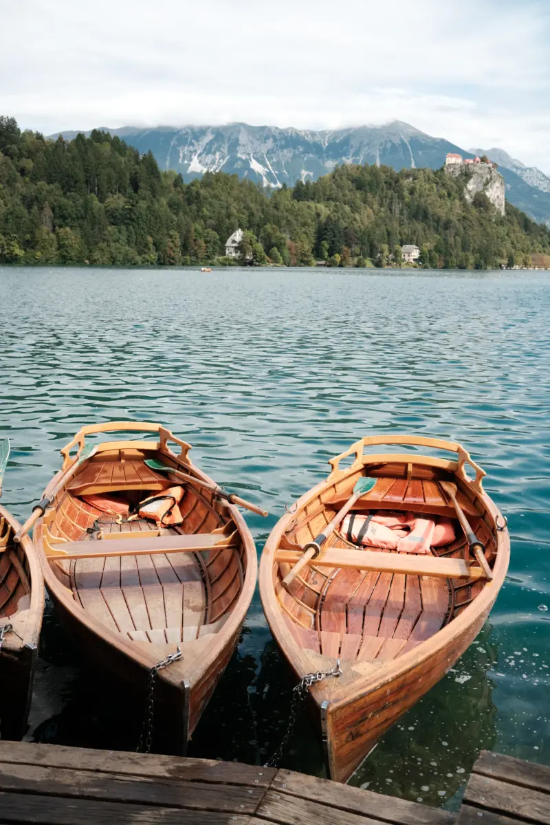 Holzruderboote am Steg vor dem Bleder See