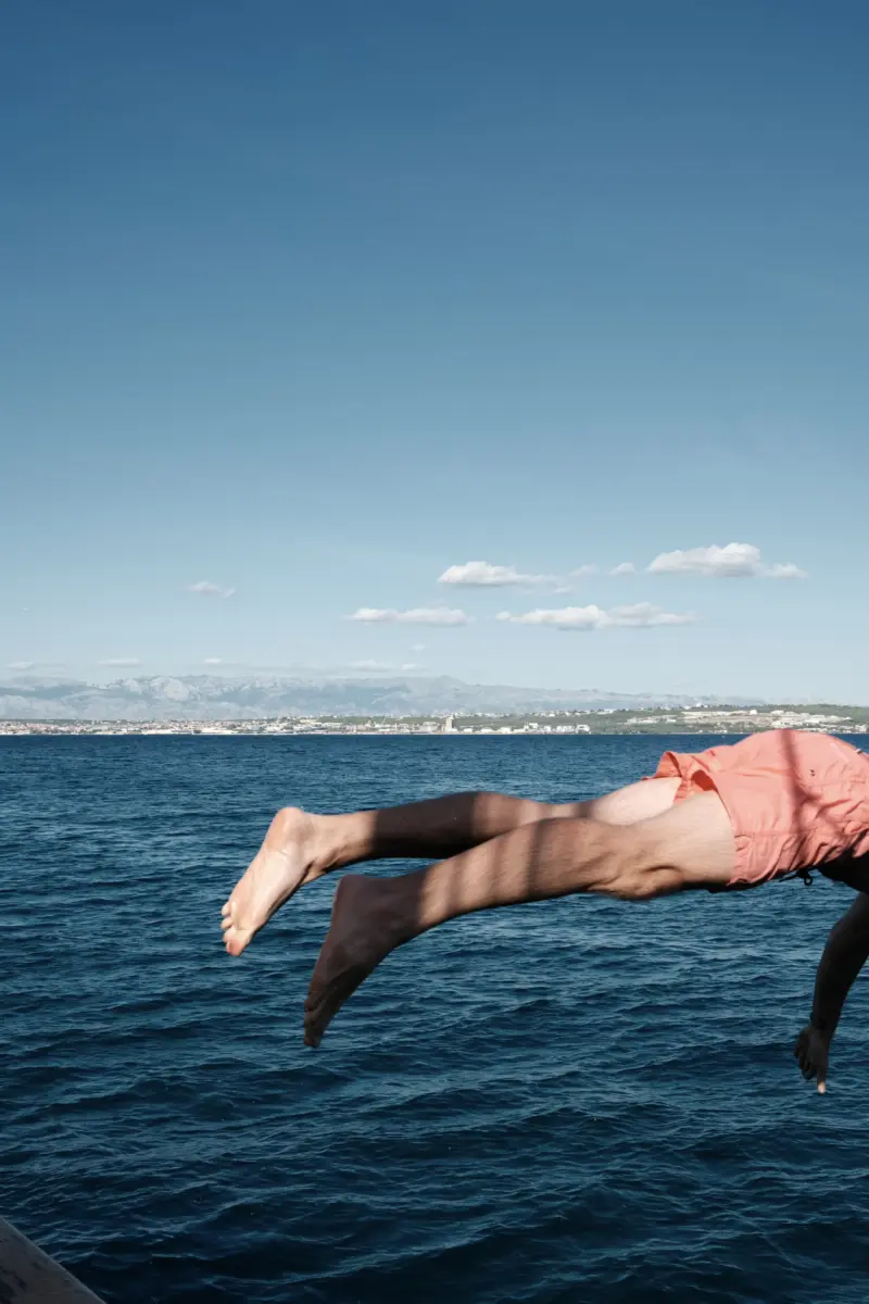 Person springt kopfüber ins Meer