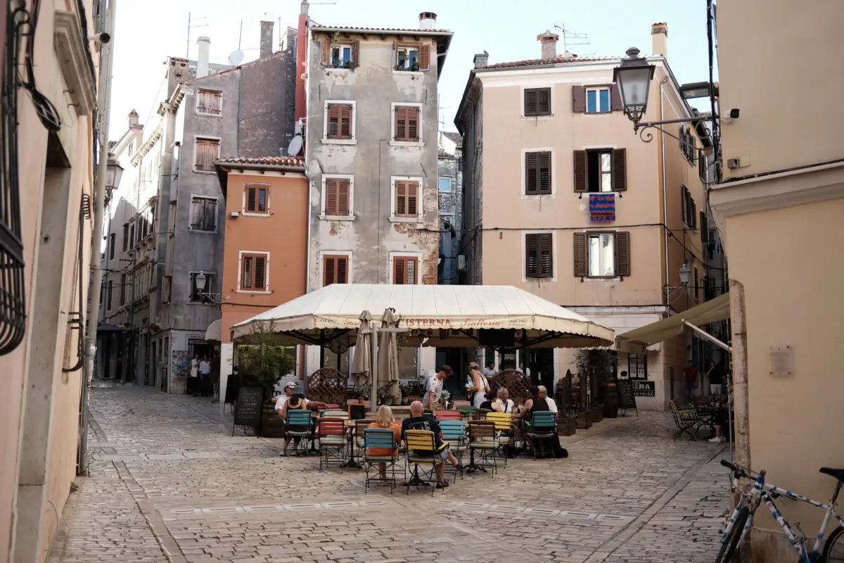 Kleiner Platz mit Café zwischen alten Häusern in Rovinj