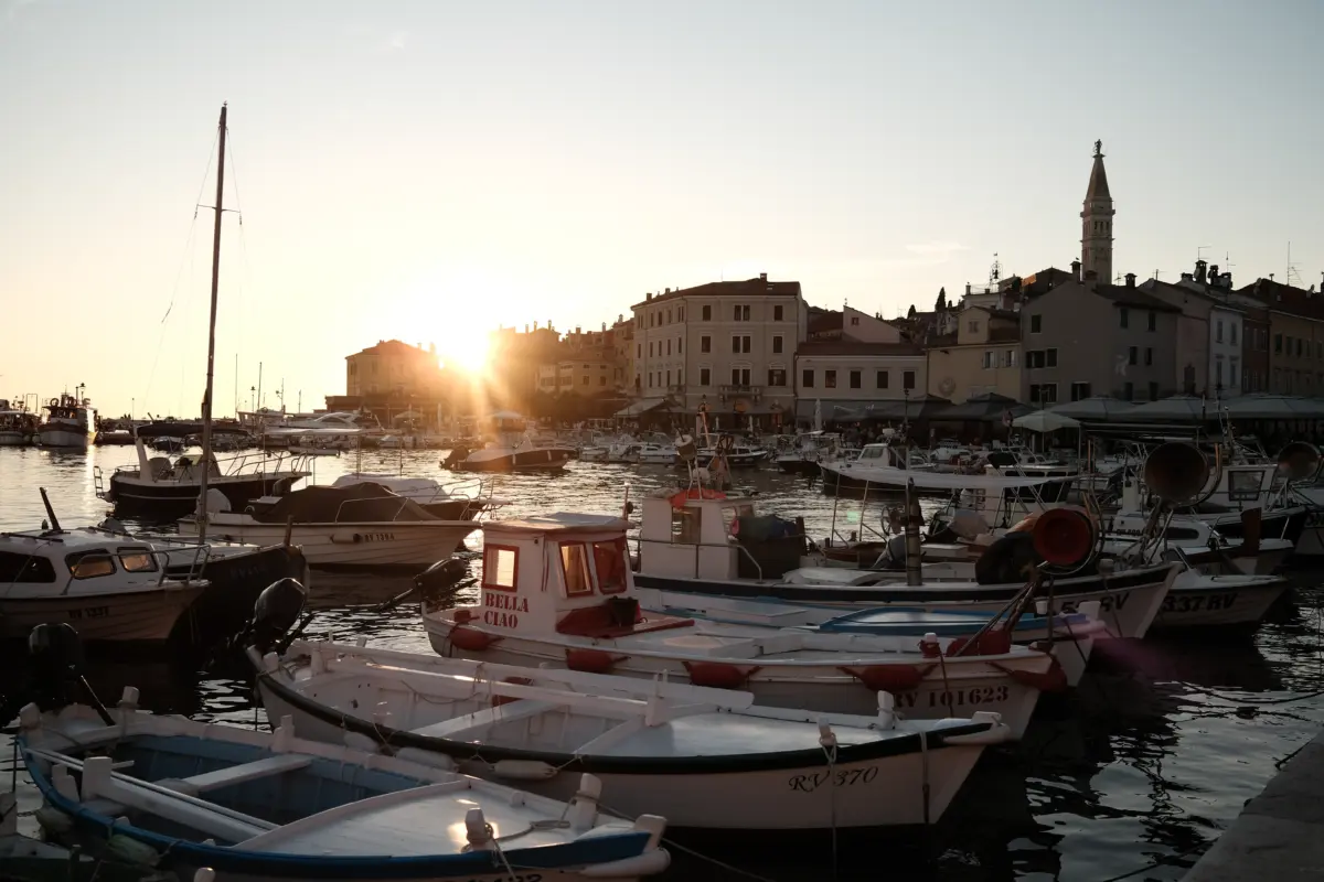 Fischerboote im Hafen von Rovinj im Gegenlicht