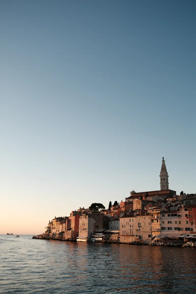 Altstadt von Rovinj mit Kirchturm am Wasser