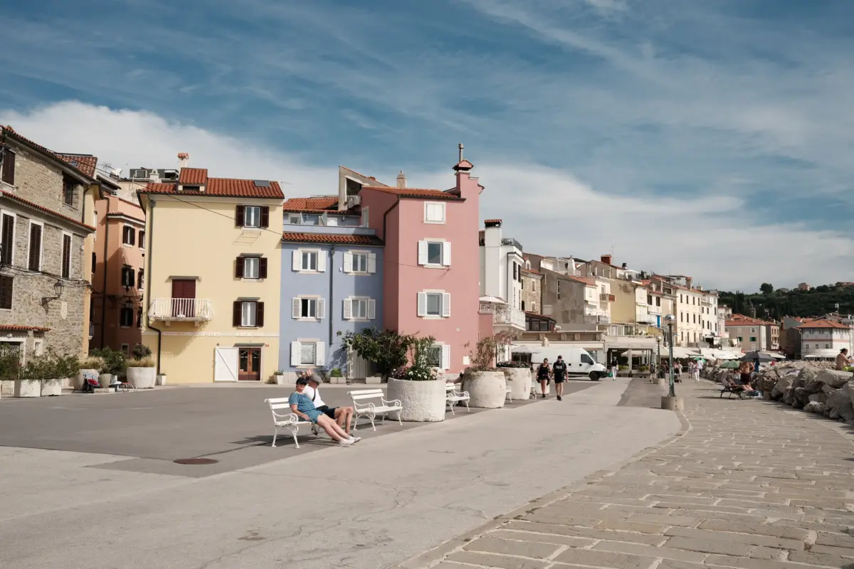 Promenade mit bunten Häusern in Piran