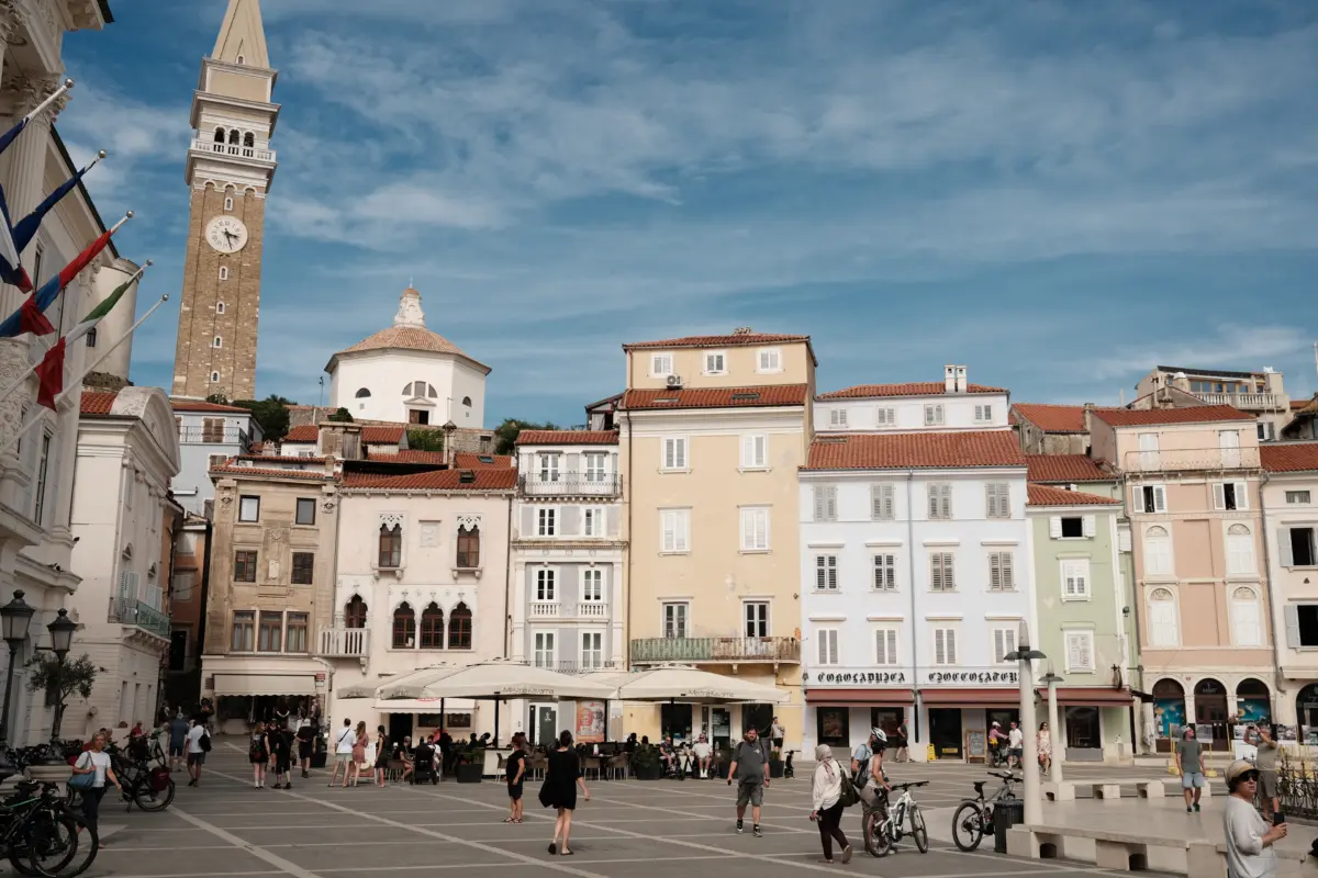 Tartini-Platz in Piran mit Glockenturm