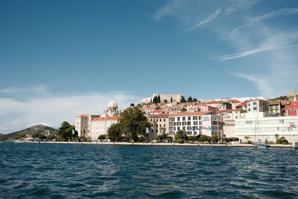 Altstadt von Šibenik vom Wasser aus