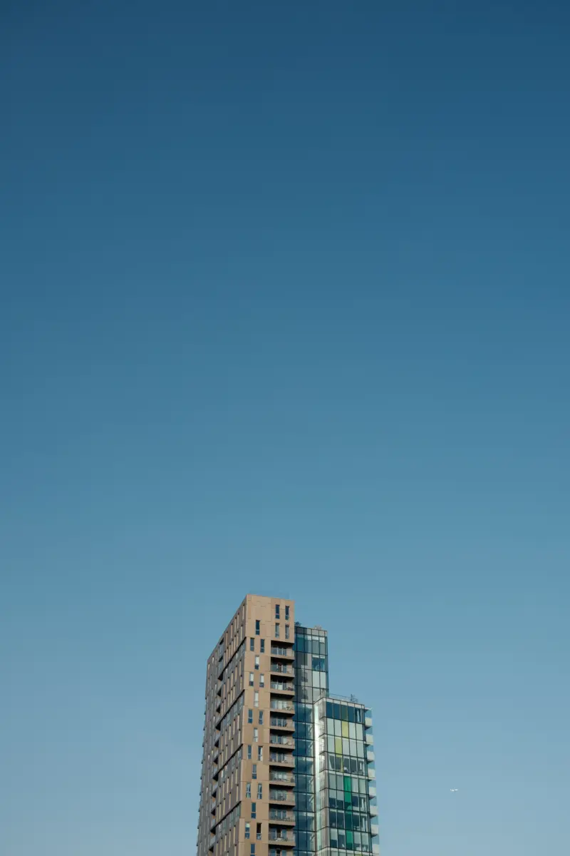 Hochhaus vor wolkenlosem blauem Himmel
