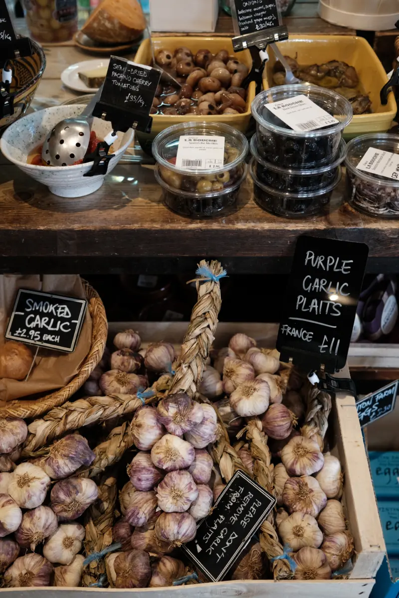 Marktstand mit geflochtenem Knoblauch und Kreidetafeln