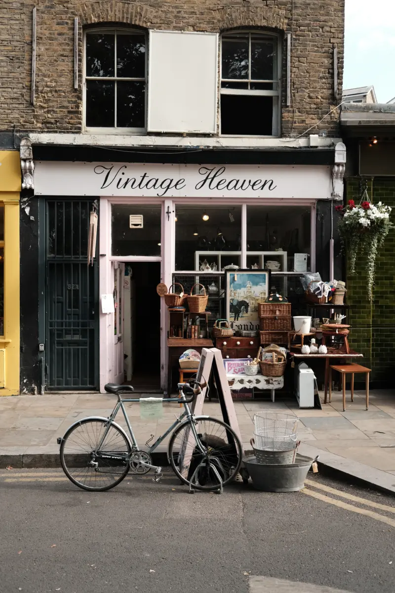 Ladenfront „Vintage Heaven“ mit Fahrrad davor