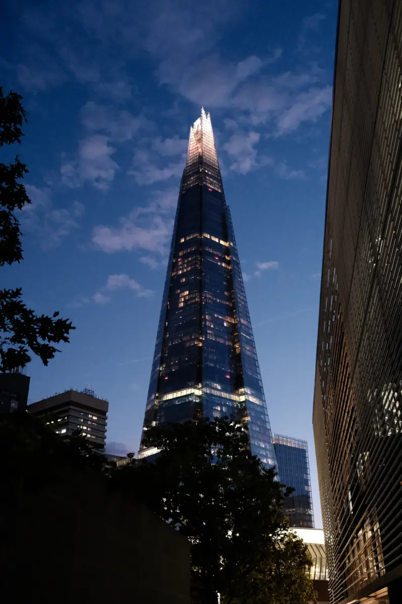 The Shard in der Abenddämmerung zwischen dunklen Gebäuden