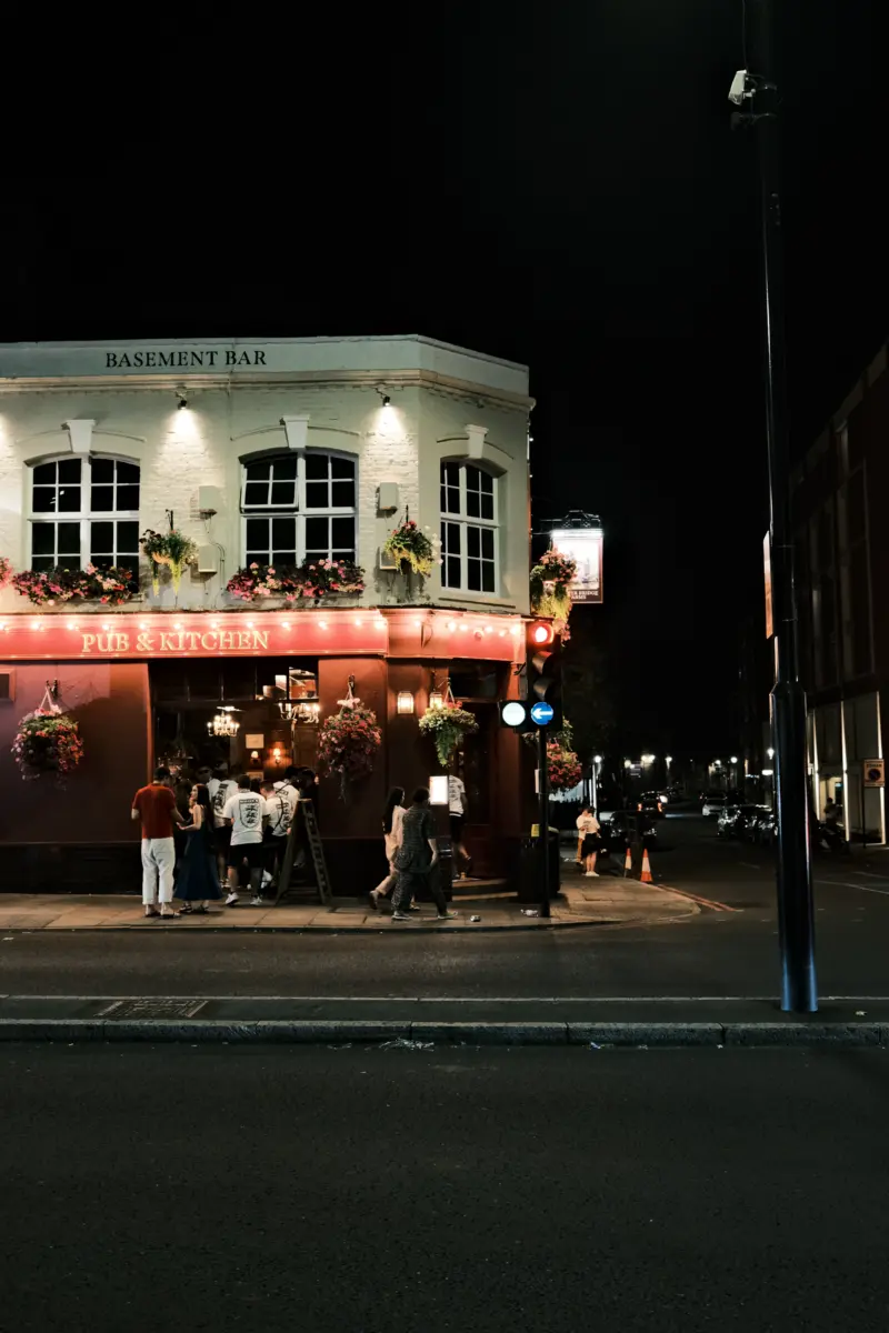 Beleuchteter Pub an einer Straßenecke bei Nacht