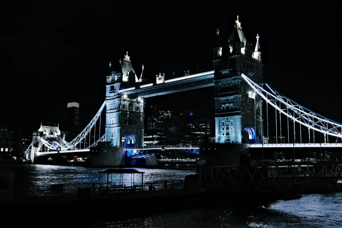 Tower Bridge bei Nacht über der Themse
