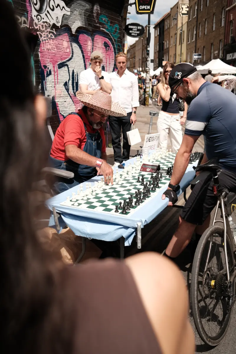 Schachspieler an Klapptischen auf einem Straßenmarkt