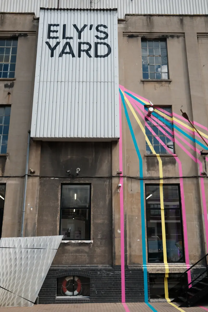 Fassade von Ely’s Yard mit bunten Farbstreifen