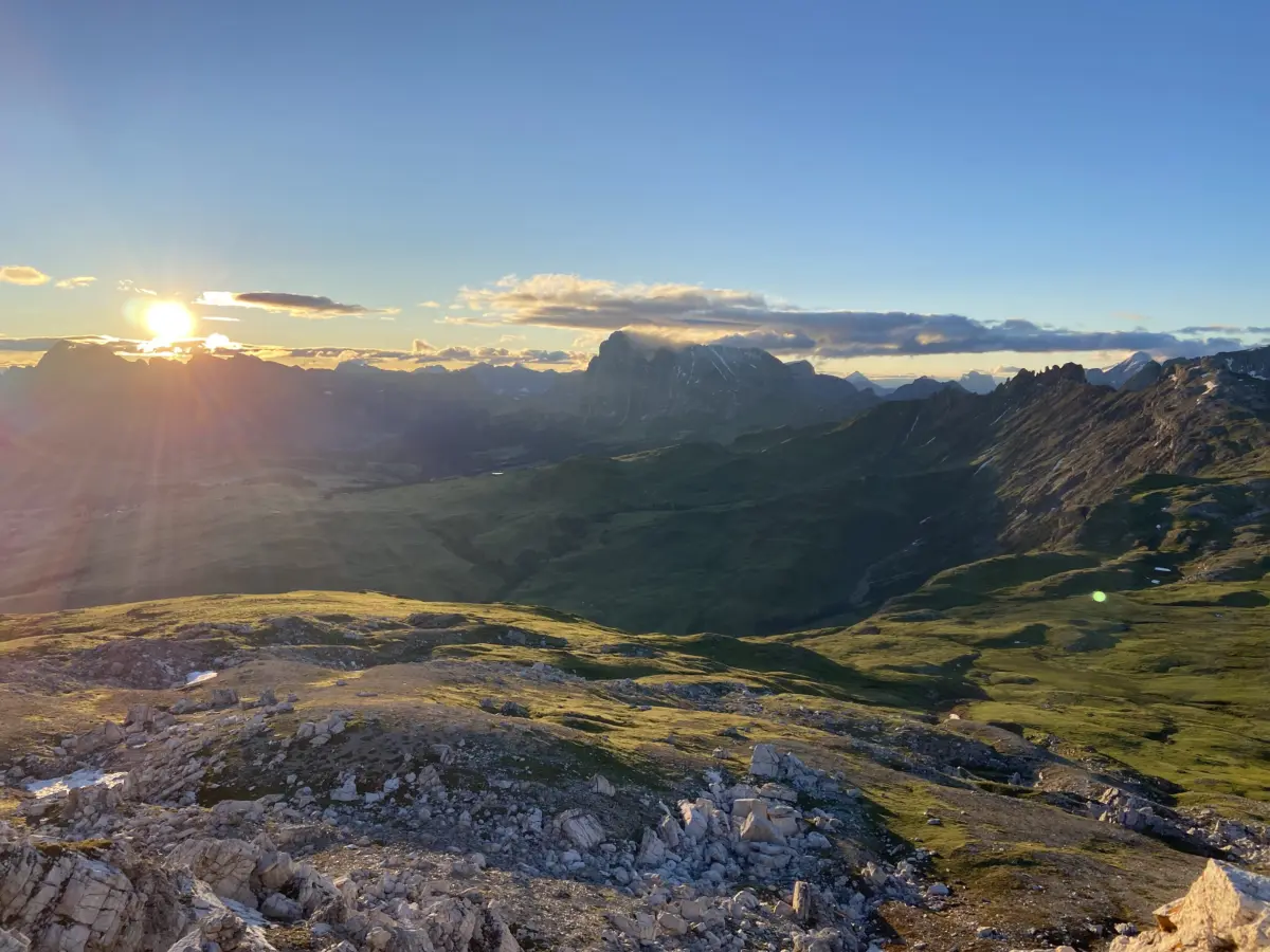Sonnenuntergang über einer weiten Berglandschaft