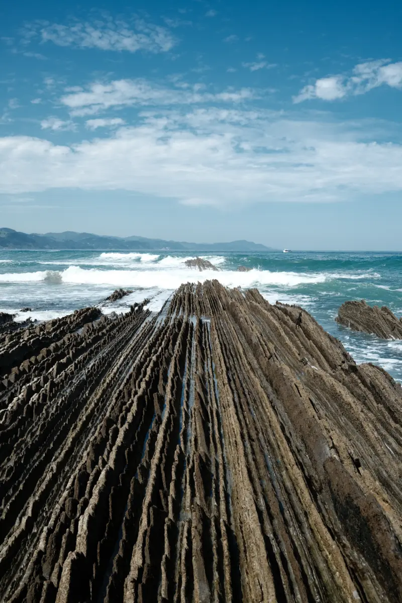 Gestreifte Flysch-Felsen an der Küste bei Zumaia
