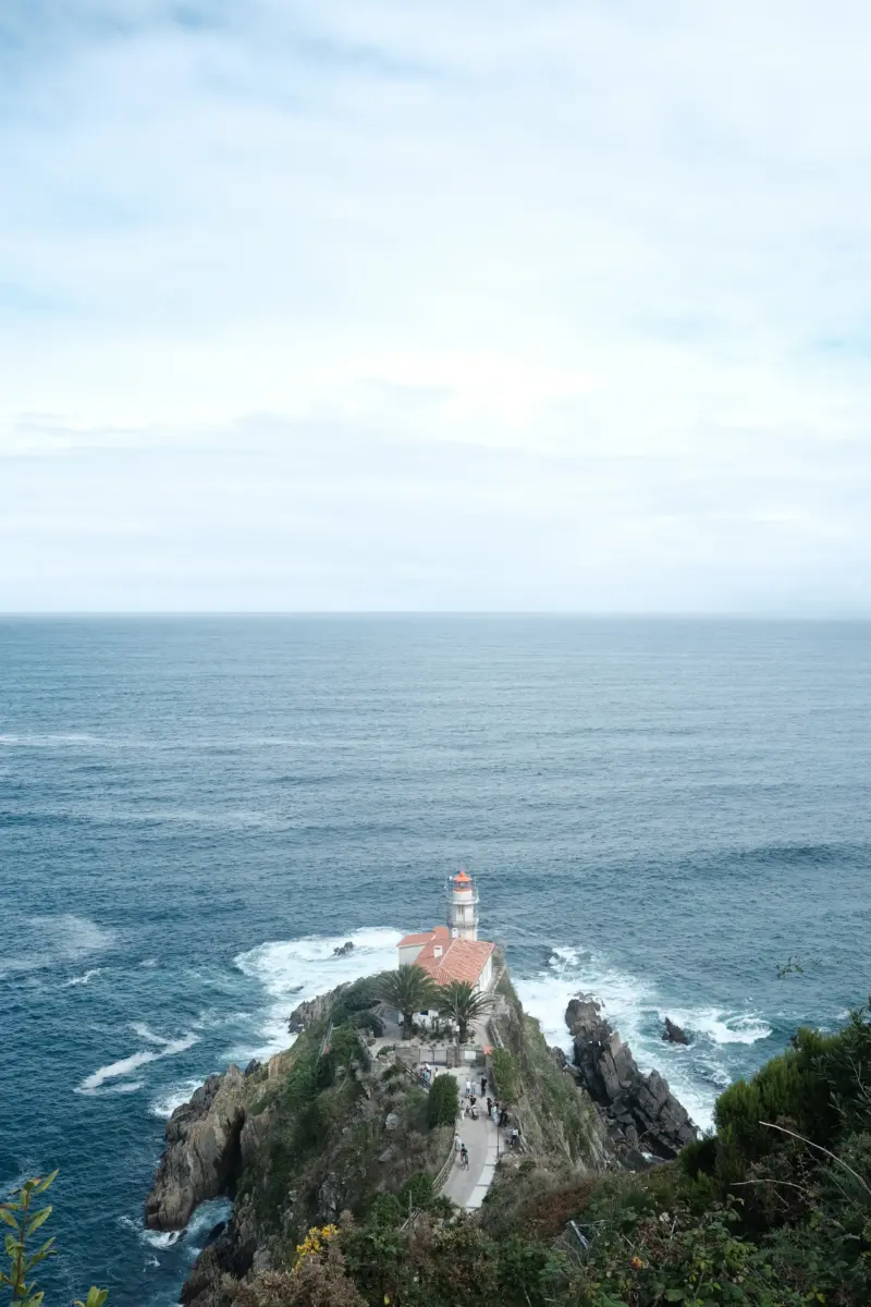 Leuchtturm auf einer felsigen Landzunge im Meer