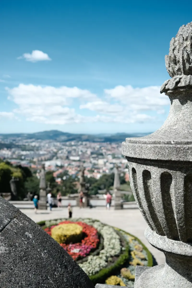 Blick von einer steinernen Balustrade über die Stadt Braga