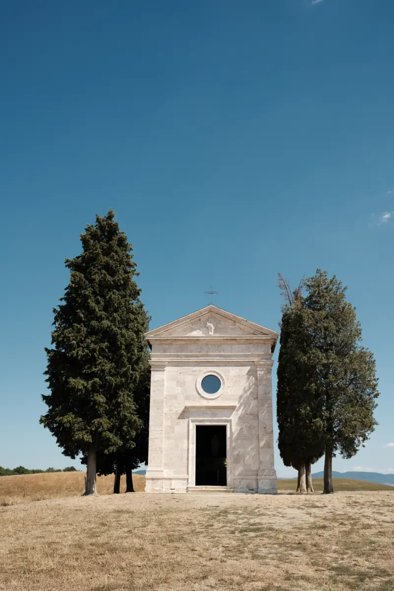 Weiße Kapelle Madonna di Vitaleta zwischen zwei Zypressen