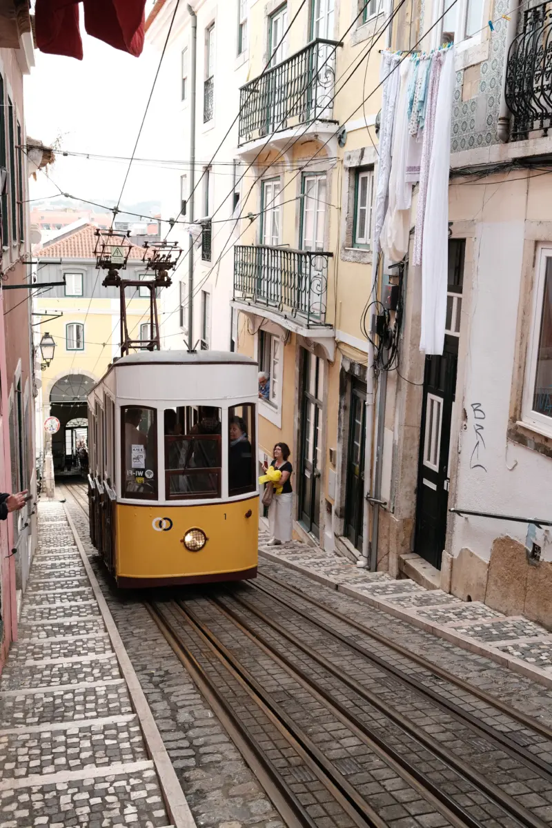 Gelbe Standseilbahn in einer steilen Altstadtgasse