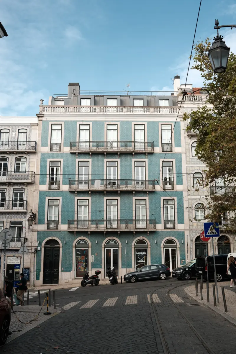 Gekachelte Hausfassade an einer Straßenecke
